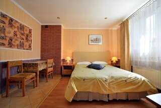 Отели типа «постель и завтрак» Casablanca Pokoje i Apartamenty Казимеж-Дольны Стандартный трехместный номер-1